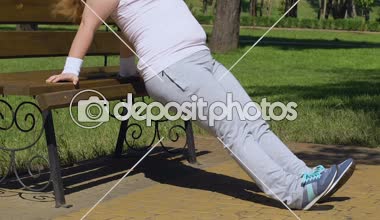 Tombul kadın Park, yorucu eğitim programı bankta eğilerek egzersizi yapıyor