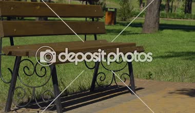 Şişman kadın dinlenme terleme ve nefes yorgun egzersiz yaptıktan sonra parkta geri yükleme