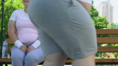 Tombul kız Park yakınında oturan ve hakkında bilgi almak çalışan cesur obez adam