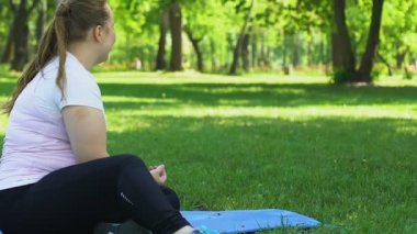 Tombul kız yoga eğitimler tatilinde, rekreasyon sevimli köpekle oynamayı