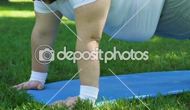 Kilolu adam açık egzersizi yapıyor, egzersiz, ekstra kilo vermek arzu