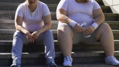 Tombul erkek ve zor egzersiz yaptıktan sonra merdivenlerde, istirahat kadın ağır nefes