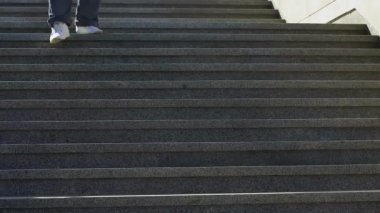 Müzik, obezite sorunları yavaş yavaş yürüyen merdivenlerden düştü, göbekli adam