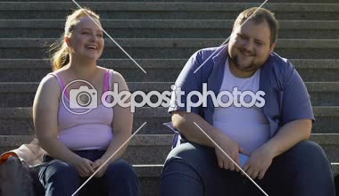 Şirin şişko çift konuşmak ve gülüyor, merdivenlerde, oturan ilişki başlangıç