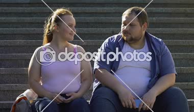 Merdivenler açık tarihte dinlenme onun güzel kız arkadaşı sarılma erkek kilolu