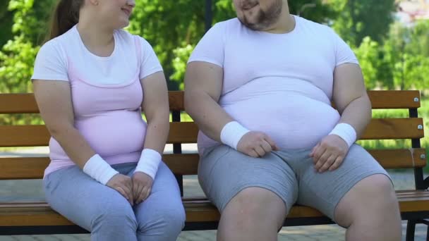 Παχύσαρκους Φίλους Μιλώντας Κατά Διάρκεια Της Προπόνηση Διάλειμμα Κοινός Στόχος — Αρχείο Βίντεο