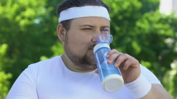 Bărbat Dolofan Bea Băutură Vitaminizată După Antrenament Restabilirea Echilibrului Apei — Videoclip de stoc