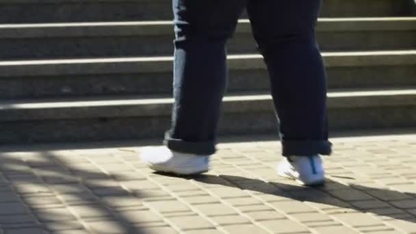 Obézní Muž Chůzi Schodů Trpí Dušností Problémy Zdravím Obezita — Stock video