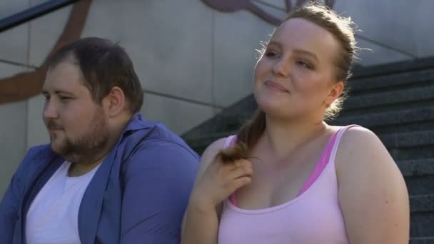 Chubby Dívka Točil Vlasy Aktivně Flirtuje Fat Nejistý Muž Pocity — Stock video