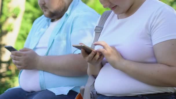 Dva Mladí Lidé Používají Smartphony Parku Problémy Živé Komunikace — Stock video