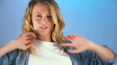 Ücretsiz duygu eğleniyor ve rahatlatıcı, başında, sarı saçlı karıştırmaktan kız