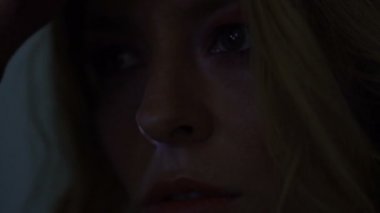 Genç kadın, karanlık yalnızlık aydınlatıcı yüz renkli ışık ışınları