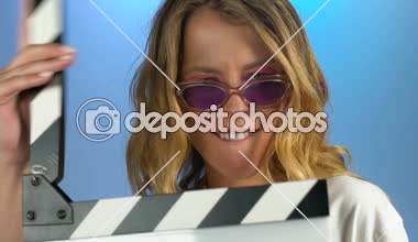 Genç kadın eğleniyor klaket, sürücü ve ahlaksızlığın ile yürütme