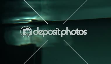 Gizemli karanlık su havuzda boğulma gizleme büyük gizli, risk