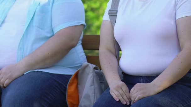 Hombre Obeso Tiernamente Tomando Mano Novias Primera Cita Pareja Obesa — Vídeo de stock