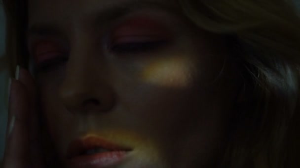 Rayons Lumineux Colorés Illuminant Visage Féminin Femme Relaxante Boîte Nuit — Video