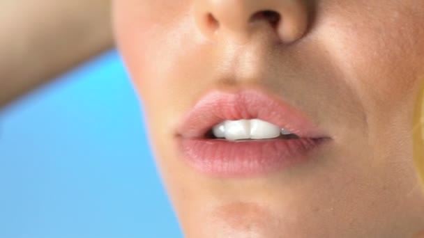 Schönes Weibliches Gesicht Mit Make Peeling Für Saftige Lippen Hautpflege — Stockvideo