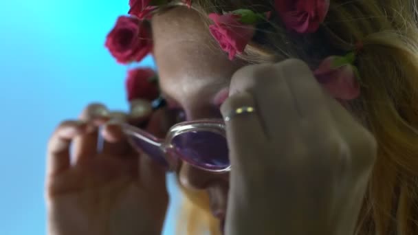 Selbstbewusste Frau Mit Sonnenbrille Modernem Stil Ungewöhnlicher Schönheit Zeitlupe — Stockvideo