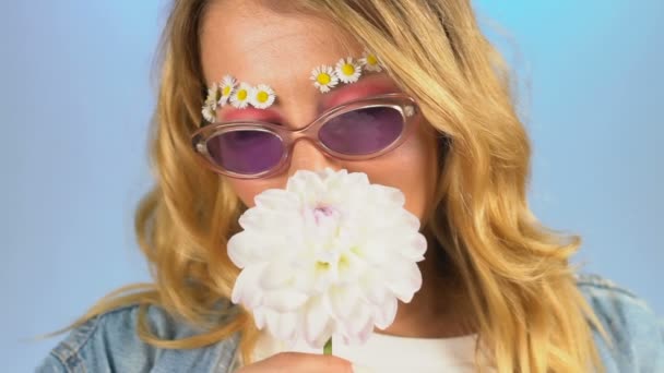 Schöne Mädchen Mit Gänseblümchen Anstelle Von Augenbrauen Genießen Süßen Duft — Stockvideo