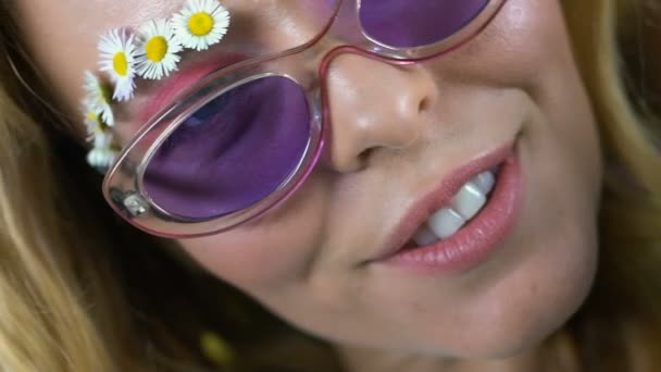 Mujer Joven Mostrando Hermoso Cabello Sano Champú Natural Bálsamos — Vídeos de Stock