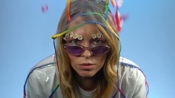 Colorido Confeti Cayendo Sobre Mujer Escondida Impermeable Transparente Moda — Vídeos de Stock