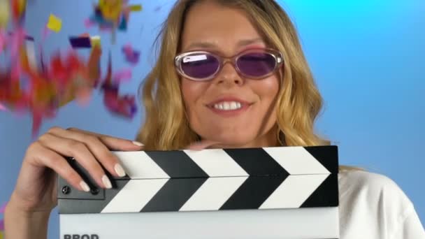 Modelo Bonito Comemorando Sua Estréia Indústria Cinematográfica Regozijando Confete — Vídeo de Stock