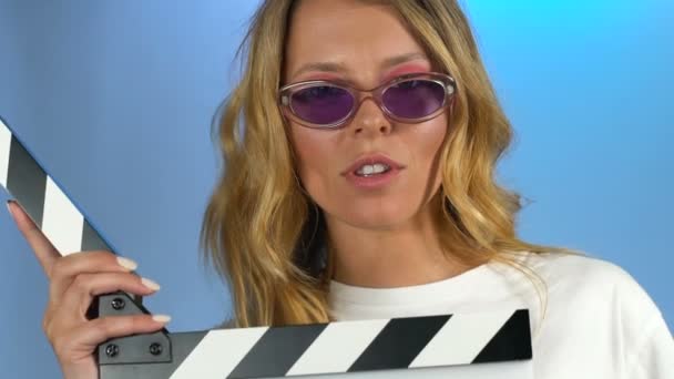 Bella Assistente Fotocamera Femminile Dando Segnale Con Clapperboard Riprese Film — Video Stock