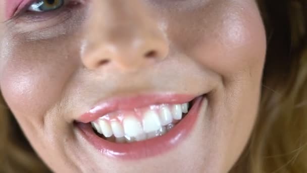 Jonge Vrouw Oprecht Glimlachen Waaruit Haar Witte Gezonde Tanden Tandheelkundige — Stockvideo