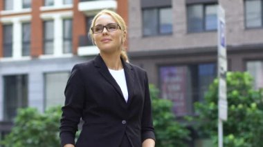 Bayan takım elbise Öğretmen Okulu business, açık, ayakta ağır çekim