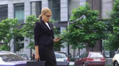Başarılı Bayan seyir onun telefon, iş müzakere ortağı için bekliyor