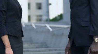 Katılımcıların Uluslararası Zirve Projesi, office ayakta tartışıyor