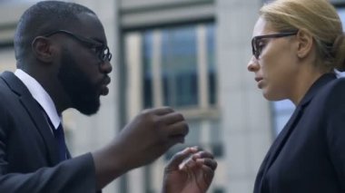 Afrikalı-Amerikalı patron asistanı onun hatalar işaret ederek aşağılayıcı