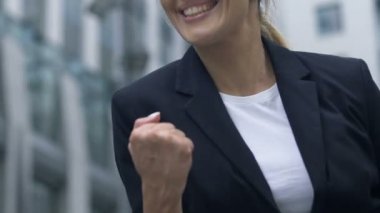Neşeli kadın Evet jest, istenen konuma iş elde etmek mutlu gösterilen
