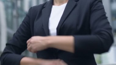 Kadın patron çalışanlar hakkında ihbar şikayet etmek için bekleyen sinsi sırıtış ile