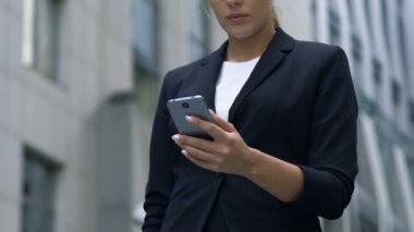 Güzel Bayan saygılarımla cep telefonu üzerinde alınan iyi haber iletisinin gülümseyen