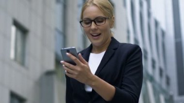 İçtenlikle sevindirici kadın rüya iş teklif, başarı ile e-posta aldı