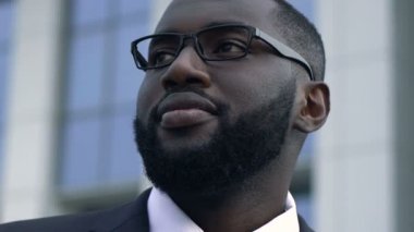 Başarılı Afrikalı-Amerikalı adam sevindirici promosyon, iş hedefleri, motivasyon