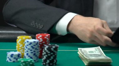 Erkek memnun zaferi ile dolar paketi cüzdan, içine koyarak kumar