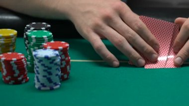 Poker oynayan insanlar, onun kartlarını seyir ve iterek adam cips, Rest