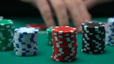 Kartlara bakarak ve koyarak oyuncu all-in, oyun blöf gidiş yığında, cips