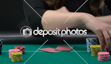 Bayan koyarak cips eşit kazık, poker turnuvası, kumar ve casino kazandı