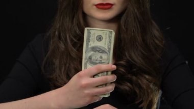 Kadın spekülatör dolandırıcılık banka hesaplarıyla para Kazanılan dolar gösterilen