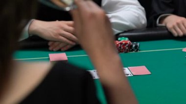 Poker oyuncuları kartları, açılış dostum ace tüm para kazanan bir çift ile casino