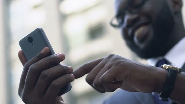 Homem Ocupado Procura Seu Amor Namoro Sites Usando Smartphone Aplicativo — Vídeo de Stock