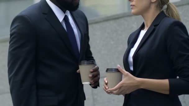 会社員飲むホットド リンクとコーヒーの屋外で 話す時間 — ストック動画