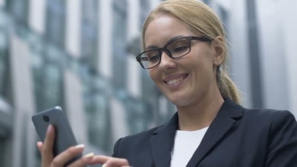 Obchodní Žena Kontroluje Zprávy Maily Moderní Obchodní Aplikace Svém Smartphonu — Stock video