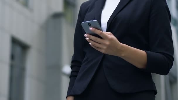 Geschäftsfrau Unzufrieden Mit Schlechtem Netzwerk Und Schwacher Internetverbindung Gadget — Stockvideo