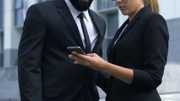 Hombre Afroamericano Abusando Atractiva Colega Femenina Durante Descanso — Vídeos de Stock