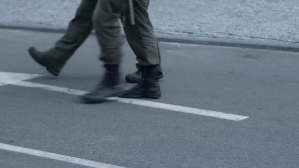 Destacamento Guardias Nacionales Cruzando Carretera Protección Reunión Masiva Personas — Vídeos de Stock