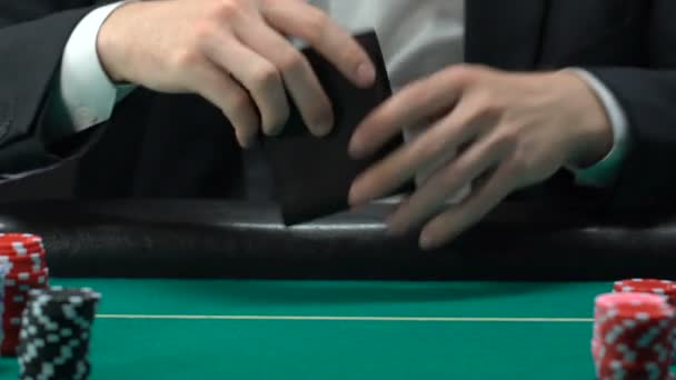 Мужчина Заглядывает Свой Пустой Бумажник Теряет Деньги Игровую Зависимость Проигрывает — стоковое видео